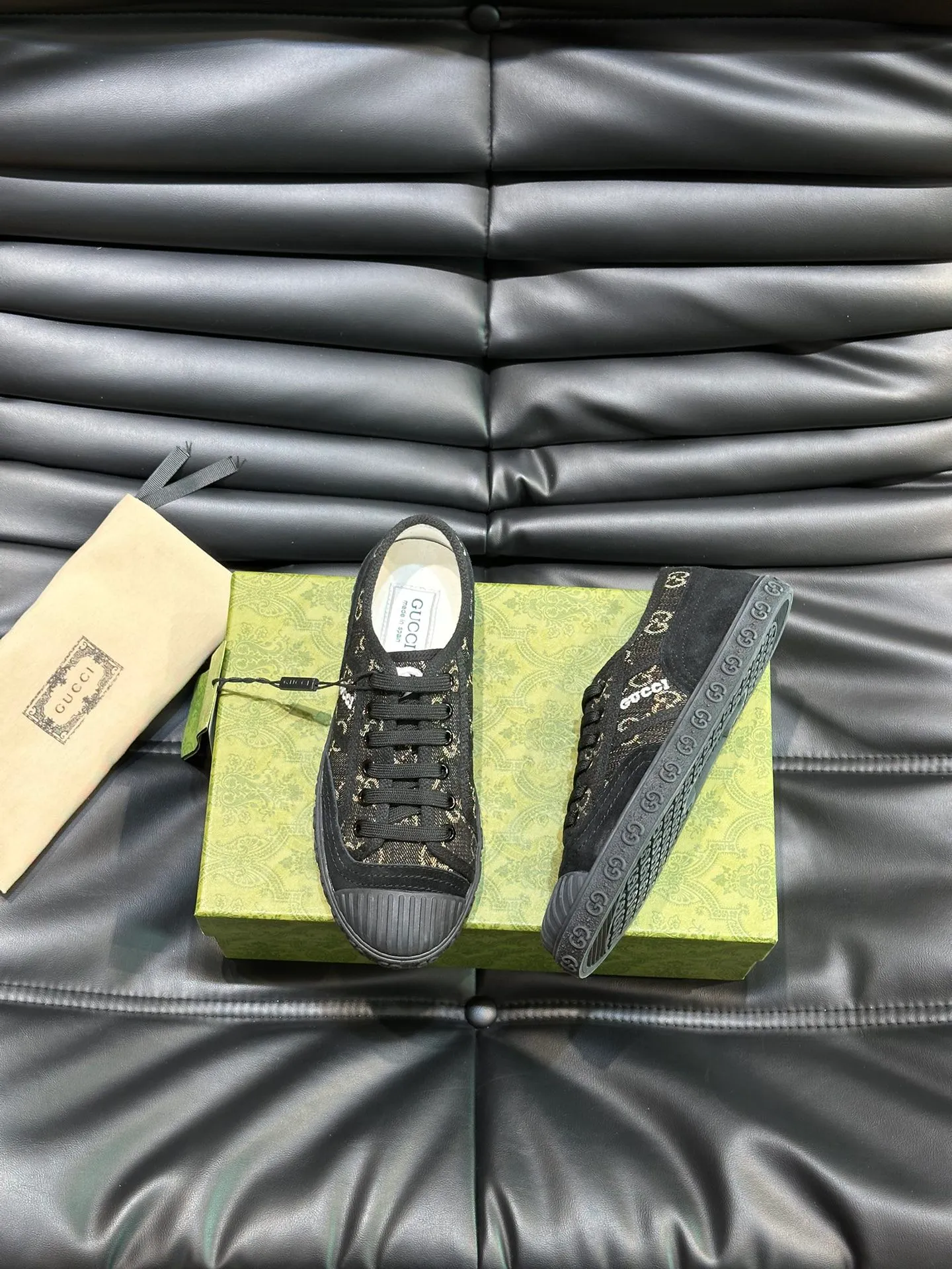 Men's shoes 💰p380 "GUCC*" Couple style 👫 lace-up canvas sneakers, crafted from light blue GG denim fabric, showing uniqueness. Classic details such as the GG printed embossed outsole, interlocking G and "Gucci" embroidery add to the glamorous style. Privately-made T men's shoes 💰pU original outsole, with exquisite details, impeccable fit, and a flat toe that has a retro feel! Customized canvas, classic double G logo, and the spring and summer color combinations are also very interesting! Size: Female 35-39. Male 38-44